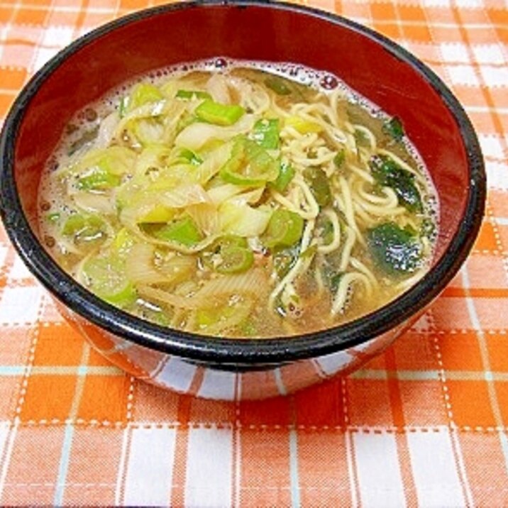 白ねぎとわかめの醤油ラーメン